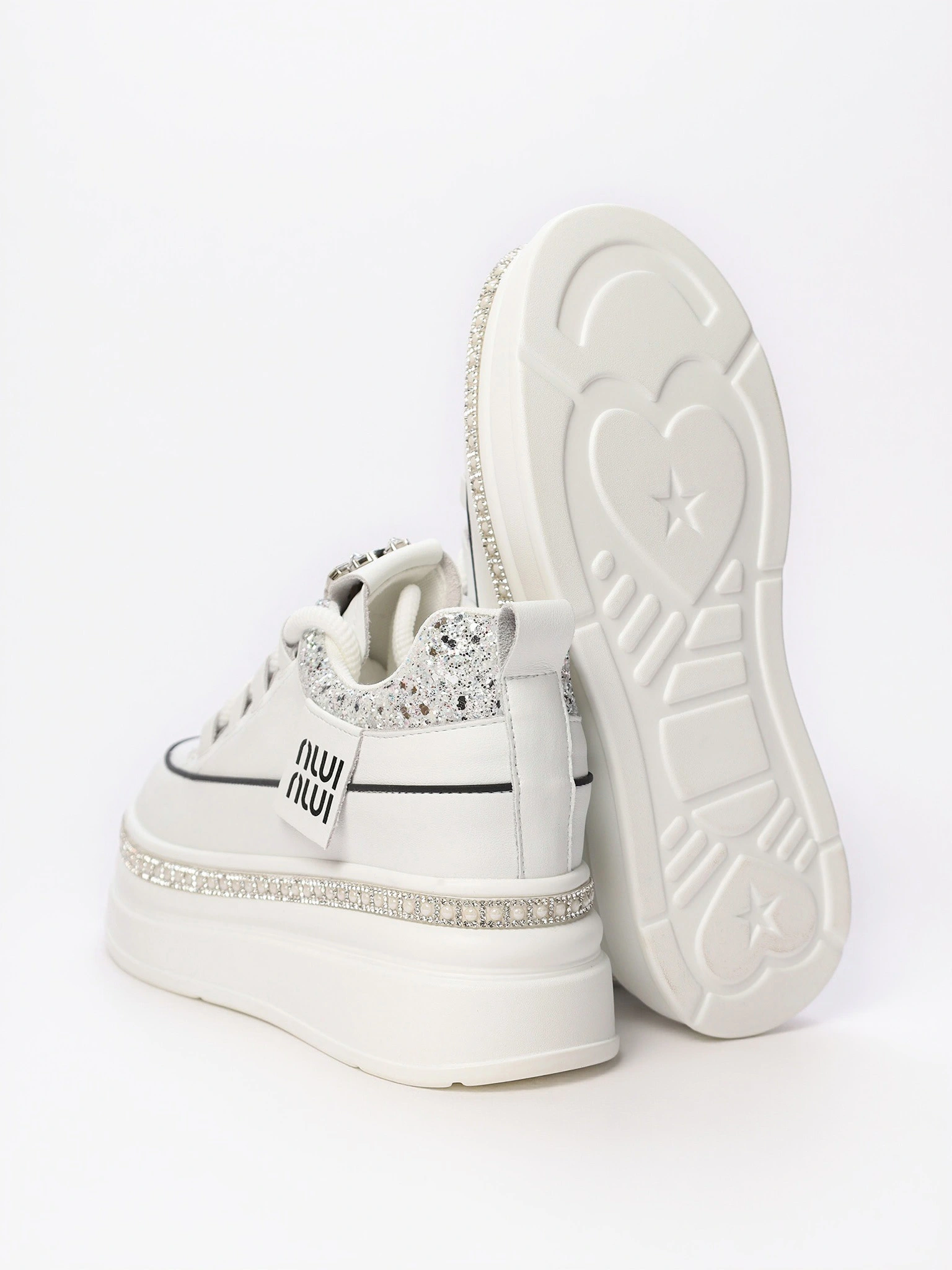 Кеды белого цвета со стразами и блестками на высокой платформе